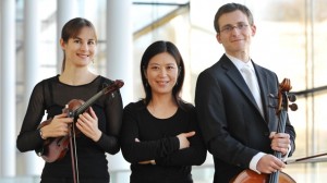 Nicola Hatfield (Violine), Jakob Fauser (Violoncello) und Akiko Yukawa (Klavier)